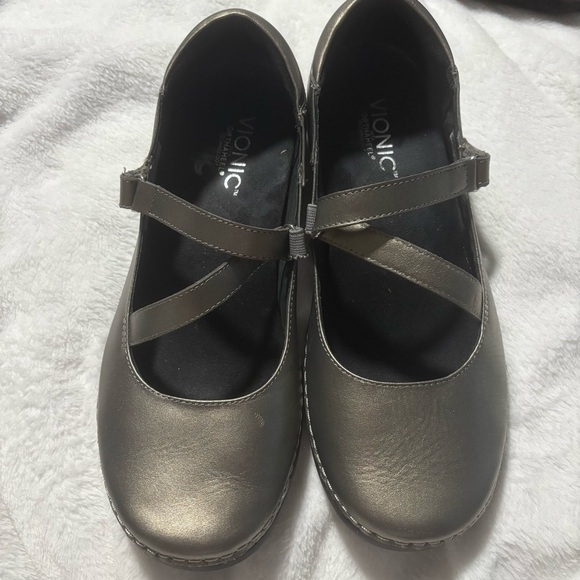 🌟 SOLD 🌟 Vionic Pewter Mary Jane Shoes with Crisscross Strap Women’s Size 8.5 - Picture 1 of 7
